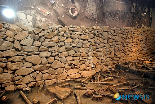 【부산=뉴시스】하경민 기자 = 임진왜란 당시 동래읍성에서 벌어졌던 처절한 전투 현장을 생생하게 전해주는 '살아있는 역사 체험장'이 부산도시철도 4호선 수안역 대합실에서 문을 연다.&nbsp;&nbsp;&nbsp; 부산교통공사는 오는 28일 오전 10시30분 도시철도 4호선 수안역 대합실에서 도시철도 최초 역사관인 '동래읍성 임진왜란 역사관' 개소식을 개최한다고 26일 밝혔다.&nbsp;&nbsp;&nbsp; 사진은 발굴 현장을 그대로 재현한 주 전시공간의 동래읍성 해자. 해자와 그 아래에서 발견된 인골, 무기류가 그대로 전시돼 있어 임진왜란 당시의 참혹했던 역사를 재현하고 있다. (사진=부산교통공사 제공)&nbsp;&nbsp; yulnetphoto@newsis.com