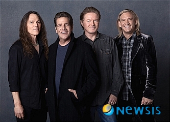 【서울=뉴시스】이재훈 기자 = 세계적인 미국의 컨트리 록밴드 '이글스'의 첫 내한 콘서트 날짜와 장소가 확정됐다. 이달 초 이들의 내한 소식을 알린 M넷 미디어는 3월15일 서울 올림픽공원 내 올림픽체조경기장에서 이글스 내한 공연 '롱 로드 아웃 오브 에덴(LONG ROAD OUT OF EDEN)'이 열린다고 29일 발표했다. 이번 내한 공연은 1971년 이글스가 결성된 이후 40년 만에 처음이다. 오리지널 멤버(글렌 프레이·돈 헨리·조 월시·티모시 B 슈미트)가 처음으로 한국을 방문한다. 이글스는 1억2000만장의 음반 판매와 총 6번의 그래미 어워드 수상, 5곡의 빌보드 싱글차트 1위 기록을 보유한 그룹이다. 1998년에는 로큰롤 명예의전당 공연(performance) 부문에도 올랐다. 1976년에 발표한 '데어 그레이티스트 히츠(Their Greatest Hits) 1971~1975'는 2900만장의 판매량을 올리며 세계에서 가장 많이 팔린 음반으로 기록되고 있다. 이글스는 이번 공연에서 자신들의 이름을 알린 대표곡 '호텔 캘리포니아'를 비롯 '데스페라도(Desperado)', '아이 캔트 텔 유 와이(I Can't Tell You Why)' 등 히트곡을 들려준다. 티켓은 31일부터 M넷닷컴과 인터파크, 예스24 등에서 예매가능하다. /realpaper7@newsis.com