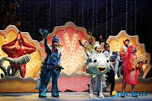 【울산=뉴시스】고은희 기자 = 현대예술관(관장 윤석준)은 오는 2월 11일부터 이틀간 울산 현대예술관 대공연장에서 어린이 뮤지컬 '무지개 물고기' 공연을 시작한다고 28일 밝혔다. (사진=현대예술관 제공)&nbsp; photo@newsis.com