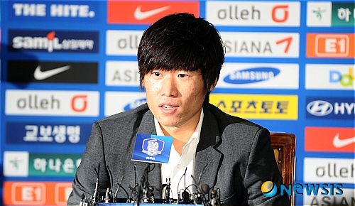 【서울=뉴시스】허경 기자 = 축구대표팀 주장 박지성(맨체스터 유나이티드)이 31일 오전 서울 신문로 축구회관에서 대표팀 은퇴와 관련해 기자회견을 갖고 있다. neohk@newsis.com