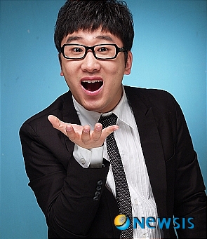 【서울=뉴시스】김정환 기자 = 개그맨 이동엽(32)이 3월 신학기부터 서울호서전문학교(학장 이운희) 학사학위 식품조리학과 주1일 과정 3학년으로 편입한다.&nbsp;&nbsp; 조리전문가 과정을 공부해 학사학위를 취득하고 식품 프랜차이즈 사업에 도전한다는 계획이다.&nbsp; 이동엽은 "그 동안 개그맨으로서 웃음을 제조하고 대중의 마음을 즐겁게 했지만 앞으로는 요리를 통해서도 팬들에게 많은 행복을 전하고 싶다"고 밝혔다.&nbsp; '웃찾사'의 '서울 나들이' 코너를 통해 주목받은 이동엽은 '개미 퍼먹어' 등의 유행어, 어리숙한 이미지와는 딴판으로 중앙대 기계공학과의 장학생 출신이다.&nbsp; SBS 방송연예대상 코미디신인상과 케이블채널 M넷 선정 올해의 유행어상을 타기도 했던 그는 지난해 SBS TV 수목드라마 '대물'에 카메오로 출연했다.&nbsp; 서울호서전문학교 이호규 언론홍보팀장은 "최근 연예인들이 연예활동 이외에 전문분야에 대한 학식을 쌓기 위해 전문학교로 입학하는 현상이 두드러지고 있다"고 전했다.&nbsp; 이 학교에는 탤런트 이상아(39) 개그우먼 정재윤(33) 이장숙(35)이 미용학과, 탤런트 권성현(31)이 조리학과에 재학 중이다.&nbsp; ace@newsis.com