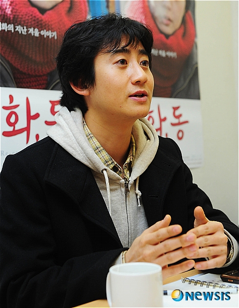 【서울=뉴시스】김인철 인턴기자 = 1일 오후 서울 종로구 백악빌딩 인디스토리에서 한국영화 '혜화, 동'의 민용근 감독이 뉴시스와 인터뷰를 하고 있다. yatoya@newsis.com