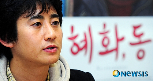 【서울=뉴시스】김인철 인턴기자 = 1일 오후 서울 종로구 백악빌딩 인디스토리에서 한국영화 '혜화, 동'의 민용근 감독이 뉴시스와 인터뷰를 하고 있다. yatoya@newsis.com