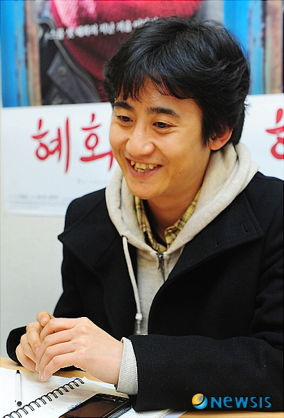 【서울=뉴시스】김인철 인턴기자 = 1일 오후 서울 종로구 백악빌딩 인디스토리에서 한국영화 '혜화, 동'의 민용근 감독이 뉴시스와 인터뷰를 하고 있다. yatoya@newsis.com