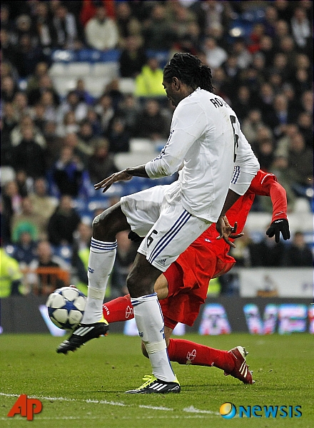 【마드리드(스페인)=AP/뉴시스】레알 마드리드에 임대 입단한 에마뉘엘 아데바요르(토고,왼쪽)가 2일(현지시간) 스페인 마드리드의 산티아고 베르나베우 경기장에서 열린 코파델레이 준결 2차전 세비야와의 경기에서 자신의 첫 골을 성공시키고 있다. 레알이 세비야에 2-0 승.