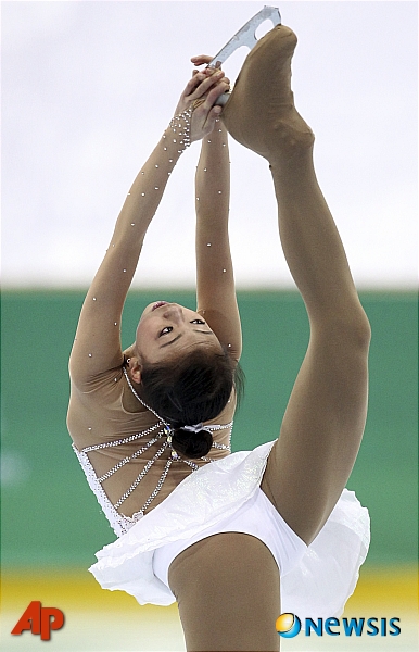 【아스타나(카자흐스탄)=AP/뉴시스】4일(현지시간) 카자흐스탄 아스타나 국립실내사이클경기장에서 열린 제7회 동계아시안게임 피겨스케이팅 여자 싱글 쇼트프로그램에서 곽민정이 연기를 펼치고 있다.&nbsp; 곽민정은 52.65점으로 3위를 기록하며 5일 열리는 프리스케이팅에서 금메달에 도전한다.&nbsp; 