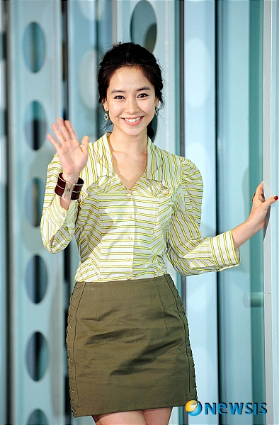 【서울=뉴시스】진현철 기자 = 탤런트 송지효(30)가 SBS TV '일요일이 좋다-런닝맨'에 무한한 애정을 표했다. "예능이 나와 친한 장르가 아니라고 생각했다. 개인적으론 첫 예능 도전이라 막막했는데 피하지 않고 부닥치다 보니 지금은 아주 재미있다"고 전했다. SBS TV '인기가요'와 '패밀리가 떴다' 등에 MC와 초대손님으로 출연한 적은 있지만 예능프로그램 고정 멤버는 '런닝맨'이 처음이다. 미션을 수행하기 위해 쫓고 쫓기는 형식의 프로그램의 '에이스'인 동시에 때로는 '불량지효'라고 불리며 유재석(39), 김종국(34), 지석진(45), 하하(32) 등 남자 멤버들을 압도하고 있다. 아울러 개리(33), 송중기(26) 등과는 러브라인을 형성, 즐거움을 주고 있다. 송지효는 "멤버들간에 서로 배려하는 마음이 점점 커져가는 걸 느낀다. 런닝맨과 우리 멤버들을 만난 건 행운"이라며 흡족해했다. 조효진 PD는 "이만큼 해줄 줄은 미처 예상치 못했다"며 "송지효는 우리가 원하는 이상을 해내고 있다. 홍일점이면서도 어색하지 않게 멤버 전원과 잘 지내는 친화력, 프로그램을 위한 헌신 등 장점이 많은 출연자다. 앞으로도 더 많은 모습을 보여주리라고 기대하고 있다"고 칭찬했다. agacul@newsis.com