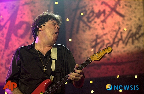 【서울=뉴시스】이재훈 기자 = '세상에서 가장 슬픈 기타를 연주하는 사나이' 영국의 기타리스트 게리 무어(59)가 별세했다.&nbsp; 무어의 매니저인 애덤 파슨스는 무어가 6일 스페인 코스타 델 솔의 호텔에서 숨진 채 발견됐다고 전했다. 휴가 중이었으며 사망 원인은 아직 밝혀지지 않았다.&nbsp; 아일랜드의 벨파스트에서 태어난 무어는 1970년 영국 록밴드 '스키드 로'의 기타리스트로 정식 데뷔했다. 아일랜드 헤비 록밴드 '신 리지(Thin Lizzy)' 등을 거치며 실력을 인정 받았다.&nbsp; 그러나 밴드 생활을 하면서 음악적 색깔이 블루스 음악이 아닌 하드록 쪽으로 기울게 되자 1970년대 후반부터 독자적인 길을 걷게 된다.&nbsp; 무어는 아일랜드 특유의 서정적인 감성이 느껴지는 연주로 미국보다 아시아와 유럽에서 더 유명한 뮤지션이다. 특히, 1983년 소련 전투기에 의해 격추된 KAL기 사건을 비판한 '머더 인 더 스카이스'로 한국 팬들에게 친근하다.&nbsp; 지난해 4월30일 서울 올림픽공원 펜싱경기장에서 첫 내한공연을 펼쳤다. 당시 천안함 희생자들을 위해 자신의 대표곡 '스틸 갓 더 블루스'를 연주, 깊은 인상을 남겼다.&nbsp; 대표곡으로는 '엠프티 룸', '올웨이스 거너 러브 유(Always Gonna Love You)', '스틸 갓 더 블루스', '파리지엔 워크웨이스' 등이 있다.&nbsp; realpaper7@newsis.com 