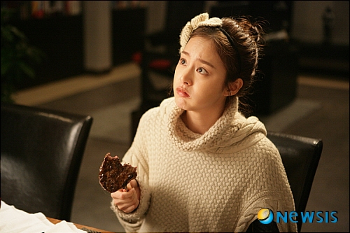 【서울=뉴시스】김정환 기자 = 육류 섭취가 다이어트나 피부 미용에 나쁘다는 것이 정설로 받아들여지고 있다. 하지만 미녀 연예인들은 한 귀로 흘리는 듯하다. 지난해 SBS TV 드라마 '내 여자친구는 구미호'에서 '소 먹자', '고기 먹자', '한우 먹자'를 연발한 신민아(27)는 12월31일 열린 SBS 연기대상 시상식에서 "워낙 고기를 좋아해 신나게 촬영했다"고 털어놓았다. 이어 김태희(31)가 '고기 킬러'를 자처하고 나섰다. 제작사 커튼콜제작단에 따르면 MBC TV 수목드라마 '마이프린세스'에 여주인공 이설 공주로 출연 중인 김태희는 서울, 경기, 충남 등지의 녹화현장을 오가며 밤낮없이 촬영에 매달리고 있다. 김태희는 2일 SNS에 "5일째 밤샘 촬영 중…그것도 벌써 3주째 반복되고 있다. 으윽! 그러니 내가 이렇게 오그라들 수밖에…ㅋㅋ"라며 고된 현실을 전했다. 가녀린 외모와 달리 김태희는 그 흔한 '링거 투혼' 얘기도 나오지 않을 정도로 강철체력을 유지하고 있다. 비결은 육류 위주의 한식이다. 소속사 루아엔터테인먼트는 "김태희는 삼시 세끼 꼭꼭 밥을 챙겨 먹는다"며 "특히 좋아하는 반찬은 고기 종류로, 식사는 거르지 않고 정량을 먹는다. 특별히 간식을 먹는다거나 보약을 먹거나 하지는 않는다"고 전했다. '마이프린세스' 제2회에서 이설은 박해영(송승헌)과 식사하는 장면에서 스테이크를 통째로 포크에 찍어든 채 "고기는 항상 옳아요! 구원받는 느낌이랄까?"라면서 고기를 탐했다. 이어 7회에서는 박해영, 황실재단 오윤주 이사장(박예진), 남정우 교수(류수영) 등과 밥을 먹는 자리에서 자신이 짝사랑하는 남 교수의 앞인 것을 의식한 듯 품격있게 칼질을 하긴 했으나 맛있게 먹는 모습은 그대로였다. 이 장면들이 연기가 아닌 김태희의 실제 상황인 셈이다. 미녀 연예인들의 고기, 특히 한우고기 사랑은 남다르다. 서울 청담동의 유명 고깃집 벽을 장식하고 있는 단골 연예인 사진 중 절반 이상이 여자 스타들이다. 지난해 10월14일 SBS TV '한밤의 TV연예'는 '스타 뭐 드세요?'를 통해 연예인들이 선호하는 음식을 소개했다. 성별은 공개되지 않았지만, 설문에 응한 연예인 100명 중 27명이 소고기를 선택했다. ace@newsis.com