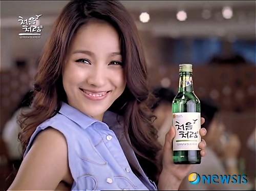 【서울=뉴시스】박상권 기자 = 롯데주류는 국내 소주모델의 대표 주자인 이효리와 최근 7번째 광고계약을 맺고, 새롭게 촬영한 광고 캠페인으로 소주시장 공략에 나선다고 8일 밝혔다.&nbsp; 이날 론칭되는 2011년 ‘처음처럼’ 새 광고는 부드러운 소주 ‘처음처럼’의 특징을 강조하기 위해 ‘흔들면 한 번 더 부드러워지는 소주’라는 컨셉트로 제작됐다.(사진=롯데주류 제공)&nbsp; photo@newsis.com 