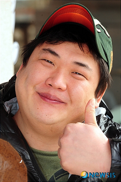 【서울=뉴시스】이광호 기자 = 개그콘서트의 '9시쯤 뉴스'코너에서 유치원생 역할로 웃음을 주고 있는 개그맨 김준현이 8일 오후 서울 여의도에서 가진 뉴시스와의 인터뷰에서 다양한 표정을 지으며 포즈를 취하고 있다. skitsch@newsis.com