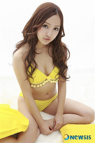 【서울=뉴시스】이문원의 문화비평&nbsp; 일본 대중음악계에 묘한 변화가 일고 있다. 지난 1월26일 발매한 소녀아이돌그룹 AKB48 멤버 이타노 토모미의 솔로 데뷔 싱글 ‘디어 제이(Dear J)’가 2월7일 오리콘 위클리 차트 2위에 올랐다. 1위는 2인으로 구성된 동방신기가 차지했다. <관련기사 있음> 대중문화평론가 fletch@empas.com 