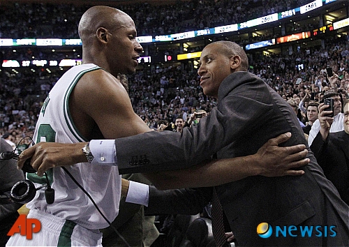 【보스턴=AP/뉴시스】미국프로농구(NBA) 보스턴 셀틱스의 레이 알렌(36. 왼쪽)이 11일(한국시간) 보스턴에서 열린 LA 레이커스와의 경기에서 3점슛 3개를 더해 은퇴 스타 레지 밀러(46)의 통산 3점슛 기록을 넘어섰다. 알렌은 3점슛 통산 2562개를 기록했다. 사진은 3점슛을 성공한 후, 알렌과 해설자로 경기장을 찾은 밀러가 서로를 격려하고 있다.