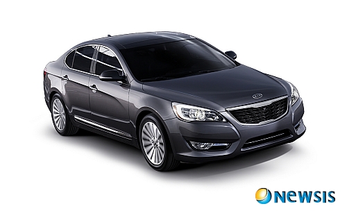 【서울=뉴시스】정병준 기자 = 기아자동차는 14일부터 고성능 GDI 엔진을 탑재하고 스타일과 편의사양을 한층 강화시킨 '더 프리스티지 K7'을 시판한다고 13일 밝혔다. '더 프리스티지 K7'은 가솔린 직분사 엔진인 쎄타II 2.4 GDI엔진과 람다II 3.0 GDI엔진을 탑재해 최고출력은 각각 201ps, 270ps, 최대토크는 25.5㎏·m, 31.6㎏·m를 확보했다. 연비는 12.8㎞/ℓ, 11.6㎞/ℓ다. 가격은 ▲2.4 GDI가 2980~3180만원 ▲3.0 GDI 모델이 3390~3870만원이다(사진=기아자동차 제공)./ photo@newsis.com