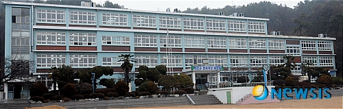 【김해=뉴시스】강정배 기자 = 경남 김해시 대동면에 위치한 대동초등학교(교장 이동배·57)가 농촌지역에서 남달리 행복 교육을 꽃피우고 있어 화재다. 13일 대동초교 이동배 교장을 만나 학교의 역사와 자랑에 대해 이야기를 나눴다. kjb@newsis.com