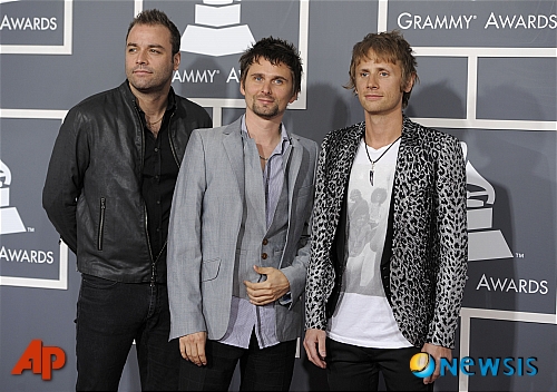 【서울=뉴시스】이재훈 기자 = 영국의 세계적인 록밴드 '뮤즈'의 신곡 '서바이벌'이 2012 런던올림픽 주제가로 선정됐다.&nbsp; 앨범유통사 워너뮤직에 따르면, 27일 오후 8시(영국시간) 아이튠스에 공개된 '서바이벌'은 올림픽 개막일인 7월27일부터 폐막하는 8월12일까지 울려퍼진다.&nbsp; 프런프맨 매튜 벨라미(34)는 "우리의 곡이 런던올림픽에서 매우 중요한 부분으로 선정된 것에 대해 매우 영광"이라며 "'서바이벌'을 작곡할 당시 올림픽을 염두에 뒀다. 그래서인지 올림픽에 참가하는 선수들의 신념과 집념이 잘 녹아난 것 같다"고 말했다.&nbsp; 벨라미(기타·보컬), 크리스 월스턴홈(베이스), 도미닉 하워드(드럼)로 이뤄진 뮤즈는 1999년 첫 정규앨범 '쇼비즈(Showbiz)'를 발표했다. 지금까지 5장의 정규 앨범을 통해 영국의 록밴드 '라디오헤드'에 비견되며 평단과 대중의 호평을 받았다.&nbsp; 한편, 뮤즈는 영국을 비롯한 19개국에서 앨범차트 1위에 오른 전작 '더 레지스턴스' 이후 3년 만인 9월17일 새 앨범 '더 2ND 로(THE 2ND LAW)'를 발표한다.&nbsp; realpaper7@newsis.com