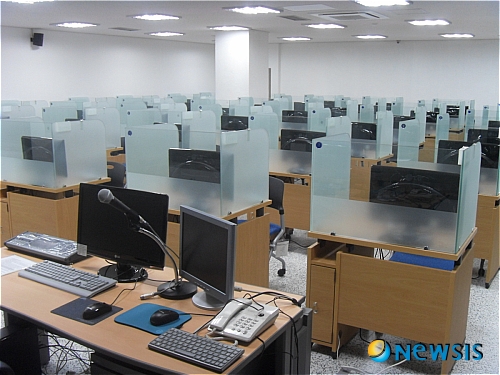 【구미=뉴시스】박홍식 기자 = 경북 구미상공회의소가 사옥에 최대 50명을 수용할 수 있는 상설검정장을 설치해 눈길을 끌고 있다. 10일부터 운영에 들어간 상설검정장은 국가기술자격 검정시험인 워드프로세서와 컴퓨터 활용능력 실기 상설검정시험을 시행한다. phs6431@newsis.com