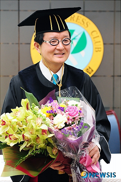 【서울=뉴시스】박동욱 인턴기자 = 15일 오전 서울 중구 프레스센터에서 열린 'EBS뚝딱아빠의 박사학위보고서 발표회'에서 방송인 김종석이 꽃을 들고 포즈를 취하고 있다.&nbsp;&nbsp; 1983년 MBC 3기 공채 개그맨으로 데뷔한 김종석은 성균관대학교에서 '아버지의 놀이성과 부모 효능감 및 양육행동이 유아의 놀이성에 미치는 영향'이라는 주제의 논문으로 박사 학위를 취득했으며, 현재 EBS '모여라 딩동댕'을 20년째 진행하고 있다.&nbsp;&nbsp;&nbsp;&nbsp; fufus@newsis.com