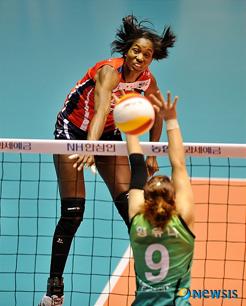 【서울=뉴시스】허상욱 기자 = 16일 오후 장충체육관에서 열린 2010-2011 프로배구 여자부 GS칼텍스와 한국인삼공사의 경기에서 몬타뇨(인삼공사)가 공격을 시도하고 있다.&nbsp; wook@newsis.com