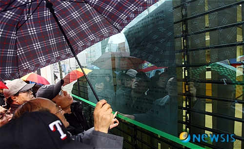 【부산=뉴시스】 하경민 기자 = 금융위원회에서 부산저축은행과 대전저축은행에 대한 영업정지 조치 결정을 내린 가운데 17일 오전 부산 동구 초량동 부산저축은행 앞에서 은행에 돈을 맡긴 시민들이 몰려와 안내문을 보고 있다.&nbsp;&nbsp;&nbsp; yulnetphoto@newsis.com 
