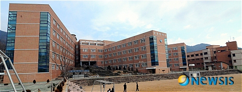 【김해=뉴시스】강정배 기자 = 20일 오전 경남 김해시 북부동 북부신도시에 위치한 분성중학교의 전경이 학교의 역사를 이야기 해 주고 있다.. kjb@newsis.com