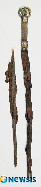 【대전=뉴시스】조명휘 기자 = 충남도는 22일 백제 칠지도(七支刀)와 환두대도(環頭大刀) 7점을 고대 제철방식으로 복원할 예정이라고 밝혔다. 사진은 무령왕릉에서 출토된 용봉문환두대도. (사진=백제문화권관리사업소 제공) joemedia@newsis.com