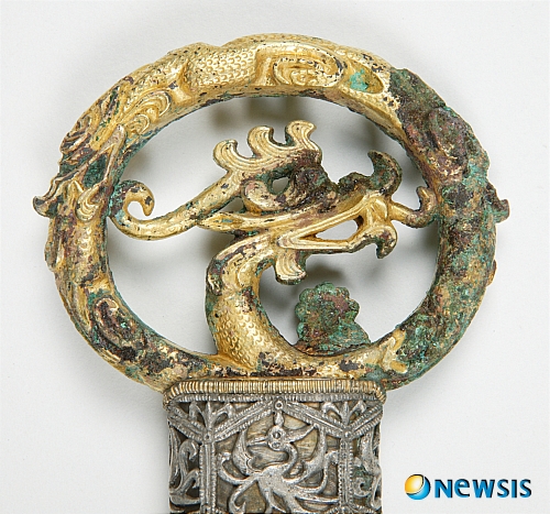 【대전=뉴시스】조명휘 기자 = 충남도는 22일 백제 칠지도(七支刀)와 환두대도(環頭大刀) 7점을 고대 제철방식으로 복원할 예정이라고 밝혔다. 사진은 무령왕릉에서 출토된 용봉문환두대도의 환두부분을 확대한 모습. (사진=백제문화권관리사업소 제공) joemedia@newsis.com