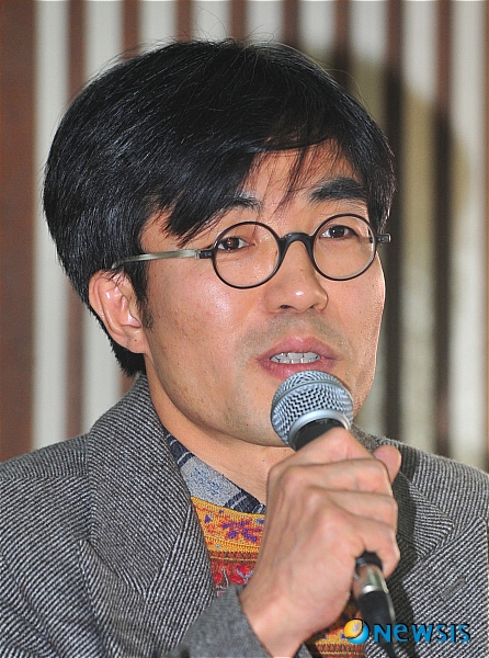 【서울=뉴시스】김학선 인턴기자 = 22일 오후 서울 용산구 서계동 국립극단 스튜디오 하나에서 열린 백성희장민호 극장 개관 기념작 '3월의 눈' 기자간담회에서 배삼식 작가가 질문에 답하고 있다. 연극 '3월의 눈'은 장오와 이순을 통해 한 세대가 저물어가는 모습, 그 안에 녹아있는 삶의 깊이를 다루는 작품으로 3월 11일에 막이 올라 20일까지 공연된다. yooksa@newsis.com