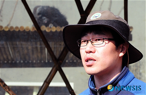 【과천=뉴시스】박동욱 인턴기자 = 22일 경기 과천 서울대공원에서 로랜드고릴라 사육사 박현탁 씨가 인터뷰를 하고 있다. 지난 17일 서울대공원 최고의 인기스타이자 장수동물이었던 로랜드고릴라 '고리롱'이 노환으로 인해 세상을 떠나 고리나 홀로 사육장에 남겨지게 되었으며, 대공원 측은 강남 차병원과 공동으로 인공수정을 통해 대를 잇기로 결정했다고 전했다. fufus@newsis.com
