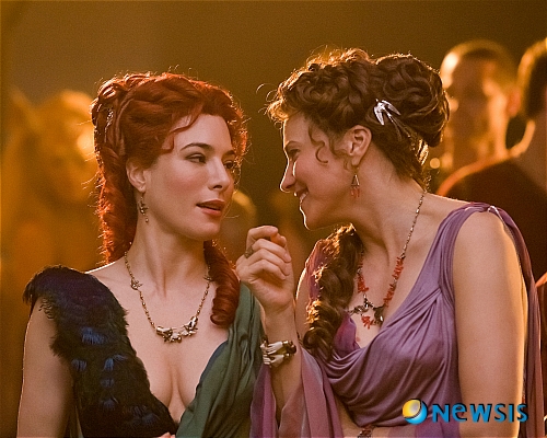 【서울=뉴시스】김정환 기자 = 미국 드라마 ‘스파르타쿠스’의 새 시즌이 시즌1 방송 1년만에 국내 상륙한다.&nbsp;&nbsp; ‘스파르타쿠스: 갓 오브 아레나’(60분물 6부작 HD 시리즈·19세 이상 시청가)라는 이름으로 찾아오는 새 시즌은 케이블 유료채널 캐치온을 통해 26일부터 토요일 자정 2편 연속으로 3주간 ‘무삭제 버전’으로 방송된다. 이어 영화채널 OCN에서 3월11일부터 금요일 자정 1편씩 6주간 전파를 탄다. 3월2일 캐치온 디맨드를 통해 시즌1과 새 시즌 모두를 VOD로 볼 수 있다.&nbsp; ‘스파르타쿠스’는 영화 ‘스파이더맨’의 샘 레이미 감독과 할리우드 제작자 로브 태퍼트가 공동 제작한 스펙터클 액션시리즈다.&nbsp; 고대 로마시대 전설적인 검투사 스파르타쿠스의 사랑과 복수를 감각적인 영상으로 그려낸 시즌1은 출연진이 스타덤에 오르고, 스마트폰 게임과 만화영화로 출시되는 등 세계적인 화제를 모았다. 지난해 국내 방송 당시 16주 연속 포털 미국드라마 검색어 1위, 국내 미국드라마 사상 최고시청률을 경신했을 정도로 주목받았다.&nbsp; 시즌2는 미국 유료 케이블채널 스타스에서 지난달 21일 방송을 시작한 이래 시청자 280만명을 TV 앞으로 모으며 미국 케이블TV 시청률 1위를 기록했다. 국내 역시 정식 방송 전임에도 포털사이트에 6주 연속 미드 랭킹 1위에 오르면서 기대감을 더하고 있다.&nbsp; ‘스파르타쿠스: 갓 오브 아레나’는 시즌 1의 이전 내용을 담은 ‘프리퀄’ 스토리다.&nbsp; 스파르타쿠스 등장 이전으로 시점이 돌아가 스파르타쿠스를 잔혹한 노예 검투사로 만든 훈련소 주인 바티아투스(존 해너)와 아내 루크레시아(루시 로리스)가 최고의 검투사 집안으로 성장해가는 과정을 스펙터클한 액션서사로 풀어낸다.&nbsp; 또 스파르타쿠스와 대립각을 세웠던 챔피언 검투사 크릭수스(마누 베넷), 냉혹한 교관 오네노마우스(피터 멘사) 등 시즌1에서 활약한 주요 인물들의 과거 이야기와 현란한 액션이 압권이다.&nbsp; 시즌1에서 검증된 충격 액션과 감각적인 성(性) 묘사, 웅장한 영상미를 그대로 살리면서 권력과 야망을 향한 피비린내 나는 검투사들의 대결, 귀족들의 계략과 음모, 고대 로마의 사랑과 탐욕들을 더욱 파격적으로 그려내 볼거리를 선사한다.&nbsp; 고대 로마의 검투장에 와 있는 것처럼 느끼게 하는 리얼한 카메라 기법, 화려한 CG 효과, 한층 업그레이드 된 그래픽노블(만화)적인 연출력, 더욱 팽팽해진 긴장감, 숨 가쁠 정도로 빠른 전개 등으로 미국 현지에서 ‘시즌1 방송 전에 이미 기획된 것 아니냐’는 반응이 나올 정도로 스토리 완성도와 영상미에서 시즌 1을 능가한다는 평가를 받고 있다.&nbsp; 특히 시즌1에서 ‘스파르타쿠스’ 역을 맡은 앤디 위필드의 바통을 이어받은 바티아투스가의 핵심 검투사 가니쿠스(더스틴 클레어)가 등장해 다시 짐승남 붐을 일으킬 태세다.&nbsp; OCN과 캐치온은 “시즌1이 종영되면서부터 시즌2에 대한 문의가 계속될 정도로 팬들의 관심이 폭발적이었다”며 “이번 프리퀄 시즌 또한 성인시청자들을 위한 최고의 볼거리가 될 것”이라고 자신했다.&nbsp; ace@newsis.com