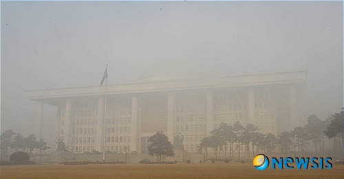 【서울=뉴시스】권주훈 기자 = 23일 오전 서울 여의도일대가 짙은 안개에 국회의사당이 희미하게보이고 있다.. joo2821@newsis.com