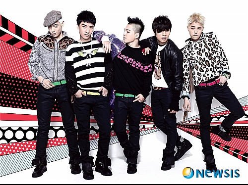 【서울=뉴시스】이재훈 기자 = 그룹 '빅뱅'의 새 미니앨범이 돌풍을 일으켰다.&nbsp; 빅뱅이 24일 0시에 발표한 미니앨범 4집은 공개되자마자 멜론과 싸이월드, M넷 등 각종 음원사이트 차트를 휩쓸었다.&nbsp; 타이틀곡인 '투나잇'이 정상에 오르는 등 앨범에 수록된 6곡 모두 각 음원 사이트에서 1~6위를 차지하는 기염을 토했다.&nbsp; 매니지먼트사인 YG엔터테인먼트는 "YG블로그(www.yg-life.com)를 통해 '투나잇'의 티저 영상이 공개되자 평소보다 트래픽이 30배 이상 증가했다"며 "일시적으로 서버가 다운되기도 했다"고 전했다.&nbsp;&nbsp; '투나잇'은 일렉트로닉을 기반으로 어쿠스틱 기타 등 아날로그적인 감성이 덧칠해졌다. 사랑할 누군가를 찾아 헤매는 심리를 그렸다.&nbsp; 또 다른 곡 '왓 이스 라이트(WHAT IS RIGHT)'와 '카페'는 록 사운드가 인상적이다. '핸즈 업'과 '섬바디 투 러브'는 빅뱅이 일본에서 발표했던 곡으로 이번에 새로 녹음해 실었다.&nbsp; 한편, 빅뱅은 25~27일 서울 올림픽공원 체조경기장에서 열리는 '2011 빅 쇼'에서 컴백무대를 펼친다. 이후 SBS TV '더 빅뱅쇼'와 케이블채널 M넷 컴백 스페셜에 출연한다.&nbsp; 5월에는 9만명 규모의 일본 투어도 예정하고 있다.&nbsp; realpaper7@newsis.com 