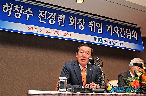 【서울=뉴시스】박세연 기자 = 24일 오후 서울 태평로 프라자호텔에서 허창수 GS그룹 회장이 전경련 회장 취임 기자간담회를 갖고 있다. psy5179@newsis.com