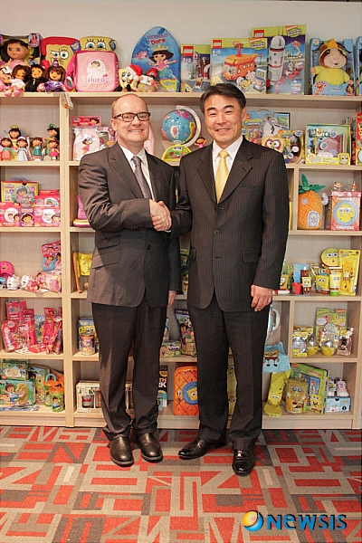 【서울=뉴시스】유상우 기자 = 어린이채널 니켈로디언이 24일 대교어린이TV와 채널 제휴를 했다.&nbsp; 28일부터 2년간 대교어린이TV를 통해 매일 2시간씩 니켈로디언이 보유한 영유아 대상 5개 교육프로그램 200여 에피소드를 어린이들에게 소개하기로 했다.&nbsp; 니켈로디언은 "이번 채널 제휴는 4세에서 6세 미취학 아동들을 대상으로 한 니켈로디언 영유아 전용 블록인 '주니어 블록' 콘텐트의 우수성을 다시 한 번 입증한 기회이자 니켈로디언의 국내 인기가 높아진 결과로 이뤄졌다"고 전했다.&nbsp; '주니어 블록' 콘텐트는 기존의 만화 채널 콘텐트와 달리 교육과 오락을 결합한 에듀테인먼트 형태의 자체제작 프로그램들만 모은 것이다. '하이도라', '출동 원더펫', '니하오 카이란' 등이 대표적이다.&nbsp; swryu@newsis.com 