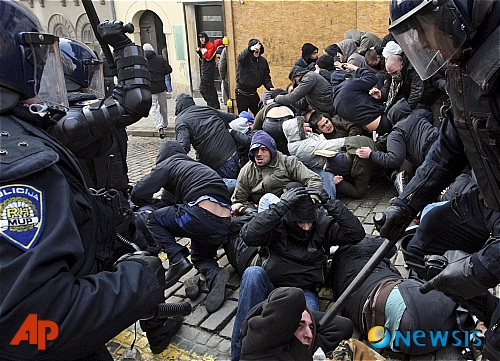 【자그레브(크로아티아)=AP/뉴시스】크로아티아 수도 자그레브 중앙 광장에서 26일(현지시간) 반정부 시위가 열린 가운데 경찰이 시민들을 진압하고 있다. 이날 시위로 최소 50명이 부상을 입고 시위자 52명이 구금됐다.