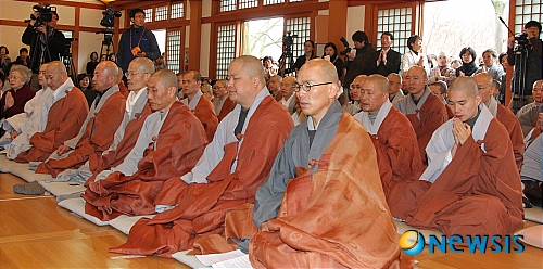 【서울=뉴시스】사진공동취재단 = 28일 서울 성북동 길상사에서 열린 법정스님 1주기 추모법회에 법정스님 상좌스님들이 참석해 나란히 자리하고 있다. 오른쪽 부터 덕조,덕인,덕문,덕운,덕진,덕일스님.&nbsp; photo@newsis.com
