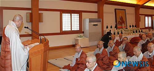 【서울=뉴시스】사진공동취재단 = 자승 대한불교 조계종 총무원장스님이 28일 서울 성북동 길상사에서 열린 법정스님 1주기 추모법회에서 추모사를 하고 있다.&nbsp; photo@newsis.com