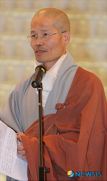 【서울=뉴시스】사진공동취재단 = 길상사 신임 주지로 제청된 법정스님의 5번째 상좌 덕운스님이 28일 서울 성북동 길상사에서 열린 법정스님 추모1주기 법회에서 인사말을 하고 있다.&nbsp; photo@newsis.com