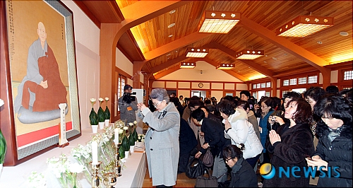 【서울=뉴시스】사진공동취재단 = 28일 서울 성북동 길상사에서 열린 법정스님 1주기 추모법회에 참석한 불자들이 스님 진영 앞에서 참배를 하고 있다.&nbsp; photo@newsis.com