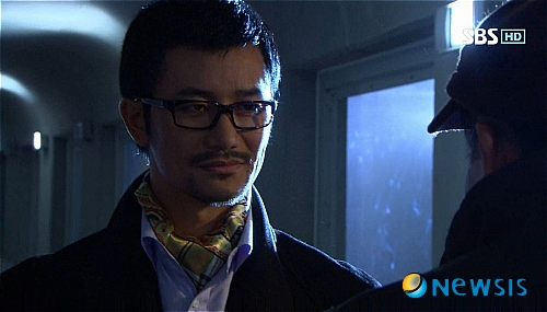 【서울=뉴시스】김정환 기자 = 드라마와 영화에서 선 굵은 연기를 선보이고 있는 배우 방길승(40)이 요리사가 된다. 실제 상황이다.&nbsp; 방길승은 2일 시작되는 2011학년도 1학기부터 등촌동 서울호서전문학교(학장 이운희) 식품조리학과 주1일 학사학위 과정 3학년에 편입, 매주 화요일을 학생으로 산다.&nbsp;&nbsp; 키 180㎝ 몸무게 75㎏의 건장한 체격과 날카롭고 강렬한 인상 때문에 조폭 두목, 해결사, 무사 등을 주로 연기해왔다. 지난해 말 SBS TV 드라마 ‘대물’에는 하도야(권상우)의 부친(임현식)을 죽음으로 몰아넣는 조배호(박근형)측 해결사<사진>로 나왔다.&nbsp; 작품 속 이미지 탓에 인상만으로 상대를 긴장케 하는 그가 앞치마를 두른 채 장검이나 쇠파이프 대신 식칼이나 과도를 잡고 무를 썰고, 과일을 깐다.&nbsp; 방길승은 “다들 내가 요리를 공부한다고 하니 황당하다 못해 당황스러워 하는데 사실 나는 생각하는 것 보다 재미있고 착한 사람”이라며 “같이 조리 수업을 받는 학우들은 전혀 무서워 할 필요 없다”고 너스레를 떨었다.&nbsp; “평소 부업으로 외식 사업을 꿈꿔 왔는데 직접 공부하면 사업을 체계적으로 전개하는데 도움이 될 것 같아 불혹의 나이지만 도전하게 됐다”며 “열심히 배워서 멋진 요리로 아내와의 결혼 1주년을 자축하고 싶다”고 말했다.&nbsp; 방길승의 부인은 연극·뮤지컬 배우 박리디아(43)다. 1년 열애 끝에 지난해 4월8일 부부로 맺어졌다.&nbsp;&nbsp; 방길승은 학생만 되는 것도 아니다. 서울 가양동 한국예술종합전문학교(학장 김남균)의 모델예술학부에서 배우 강성진(41), 개그맨 김준호(36) 등과 함께 겸임교수로 나선다. 배우가 연기교수가 되는 경우는흔하지만 학생과 교수로 1인2역을 하는 사례는 매우 드물다.&nbsp; 방길승은 “학생을 하면서 교수를 하게 되면 학생들의 마음을 이해하게 돼 더 좋은 강의를 할 수 있을 것”이라며 “모델예술학부 제자 명단과 조리학과 교수 명단을 비교해 보니 천만다행으로 연기 제자가 조리 스승이 되는 일은 없더라”며 웃었다.&nbsp;&nbsp; ace@newsis.com