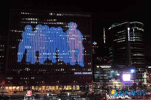 【서울=뉴시스】김학선 인턴기자 = 1일 밤 서울 중구 서울스퀘어 미디어캔버스에 한국과 일본 미디어 아티스트들이 참여한 2011 서울스퀘어 K-J 공동제작 프로젝트 작품들이 상영되고 있다.&nbsp; yooksa@newsis.com 