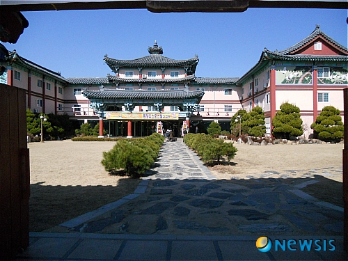 【경주=뉴시스】이종찬 기자 = 2일 새로 개관한 경주 불국사의 '동양유스호스텔' 전경, 1만4190㎡(약 4300여평)의 부지에 객실 110실, 대소연회장과 수련시설, 매점등을 갖추고 있다.&nbsp; jclee0511@newsis.com