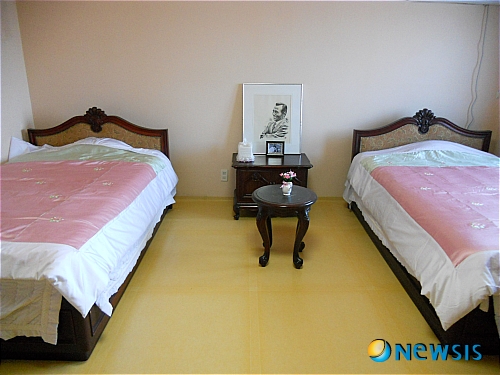 【경주=뉴시스】이종찬 기자 = 고 박정희 대통령이 묵었던 동양유스호스텔의 (프레지던트룸)침실, 박대통령의 생전의 밝은 모습을 그린 캐리커처(탁자위의 액자)가 눈에 띤다.&nbsp; jclee0511@newsis.com 