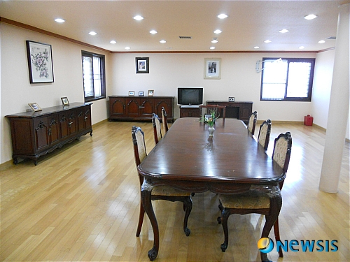 【경주=뉴시스】이종찬 기자 = 경주 동양유스호스텔 3층에 있는 프레지던트(박정희 대통령)룸의 응접실, 박대통령께서 경주를 방문하면 가끔 묵었던 이 룸의 응접실은 대통령께서 수행원들과 회의를 한 곳으로 그때 그모습 그대로 보존되어 있다.&nbsp; jclee0511@newsis.com 