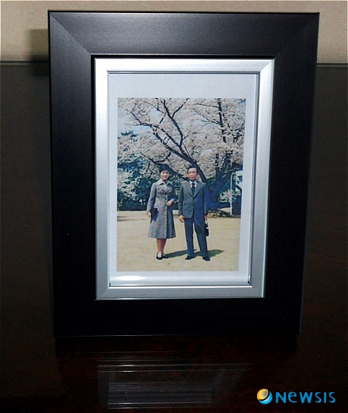 【경주=뉴시스】이종찬 기자 = 70년대 어느 봄날, 경주를 방문한 박대통령과 따님인 박근혜의원(전 한나라당 대표)이 벚꽃이 만발한 불국사 경내에서 촬영한 것으로 보이는 기념사진, 이 사진은 박대통령께서 경주를 방문한 흔적이 담긴 희귀사진과 함께 동양유스호스텔 프레지던트(박정희 대통령)룸 응접실에 비치되어 있다.&nbsp; jclee0511@newsis.com