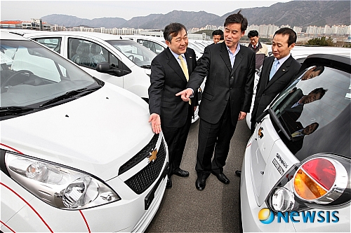 【서울=뉴시스】정병준 기자 = 한국GM은 KT 금호렌터카와 단일 계약으로는 2002년 회사 출범 이후 사상 최대량인 쉐보레 스파크(이전 마티즈 크리에이티브) 900대를 업무용 차량으로 납품하기로 했다고 3일 밝혔다.&nbsp;&nbsp; 한국GM은 이날 창원 출고사무소에서 스파크 차량 출고기념식을 개최했다. 스파크 업무용 차량 900대는 3월 중에 KT금호렌터카에 모두 인도될 예정이다(사진=한국GM 제공)./ photo@newsis.com 