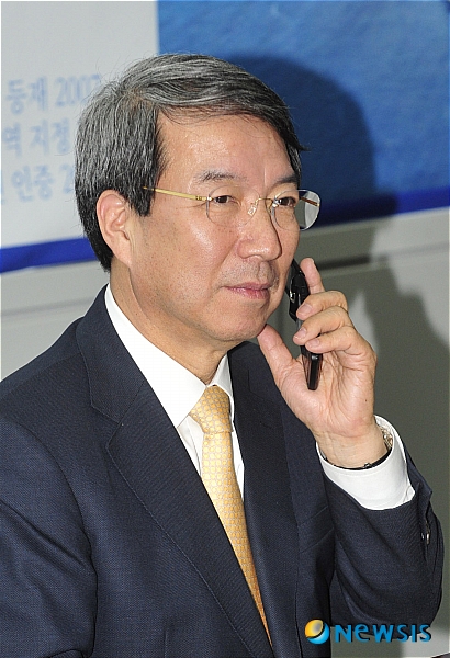 【서울=뉴시스】조종원 인턴기자 = 정운찬 세계7대 자연경관 선정 범국민추진위원회 위원장이 3일 오후 서울 중구 정동 국가브랜드위원회에서 열린 제주 세계7대 자연경관 선정을 위한 업무협약(MOU) 체결식에서 즉석 전화투표를 실시하고 있으나 이날 영국에 있는 이동통신 사업자 회선 고장으로 인해 즉석 전화투표는 제대로 이뤄지지 않았다. choswat@newsis.com