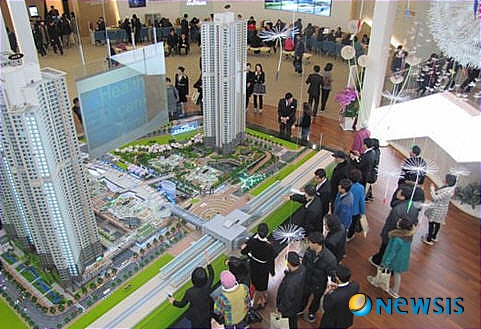 【서울=뉴시스】유희연 기자 = 두산건설이 국내 최대 규모를 자랑하는 주상복합아파트 '일산-두산위브더제니스'의 분양 소식에 일산 두산위브더제니스 모델하우스에 고객들의 방문이 이어지고 있다.(사진=두산건설 제공) photo@newsis.com