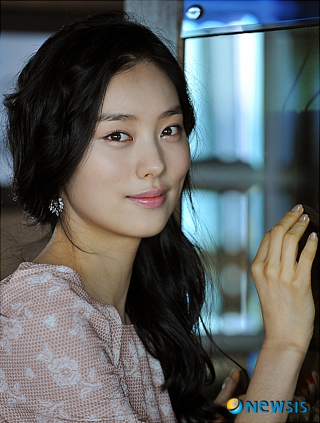 【서울=뉴시스】조수정 기자 = 드라마 '싸인'의 살인마 강서연 역을 연기하는 배우 황선희가 4일 청암동 아이오유에서 뉴시스와의 인터뷰 중 포즈를 취하고 있다.&nbsp;&nbsp; chocrystal@newsis.com