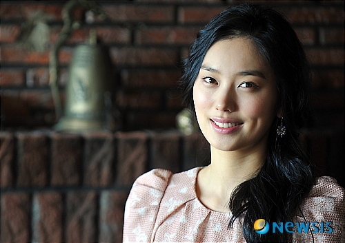 【서울=뉴시스】조수정 기자 = 드라마 '싸인'의 살인마 강서연 역을 연기하는 배우 황선희가 4일 서울 청암동 아이오유에서 뉴시스와의 인터뷰 중 포즈를 취하고 있다. chocrystal@newsis.com